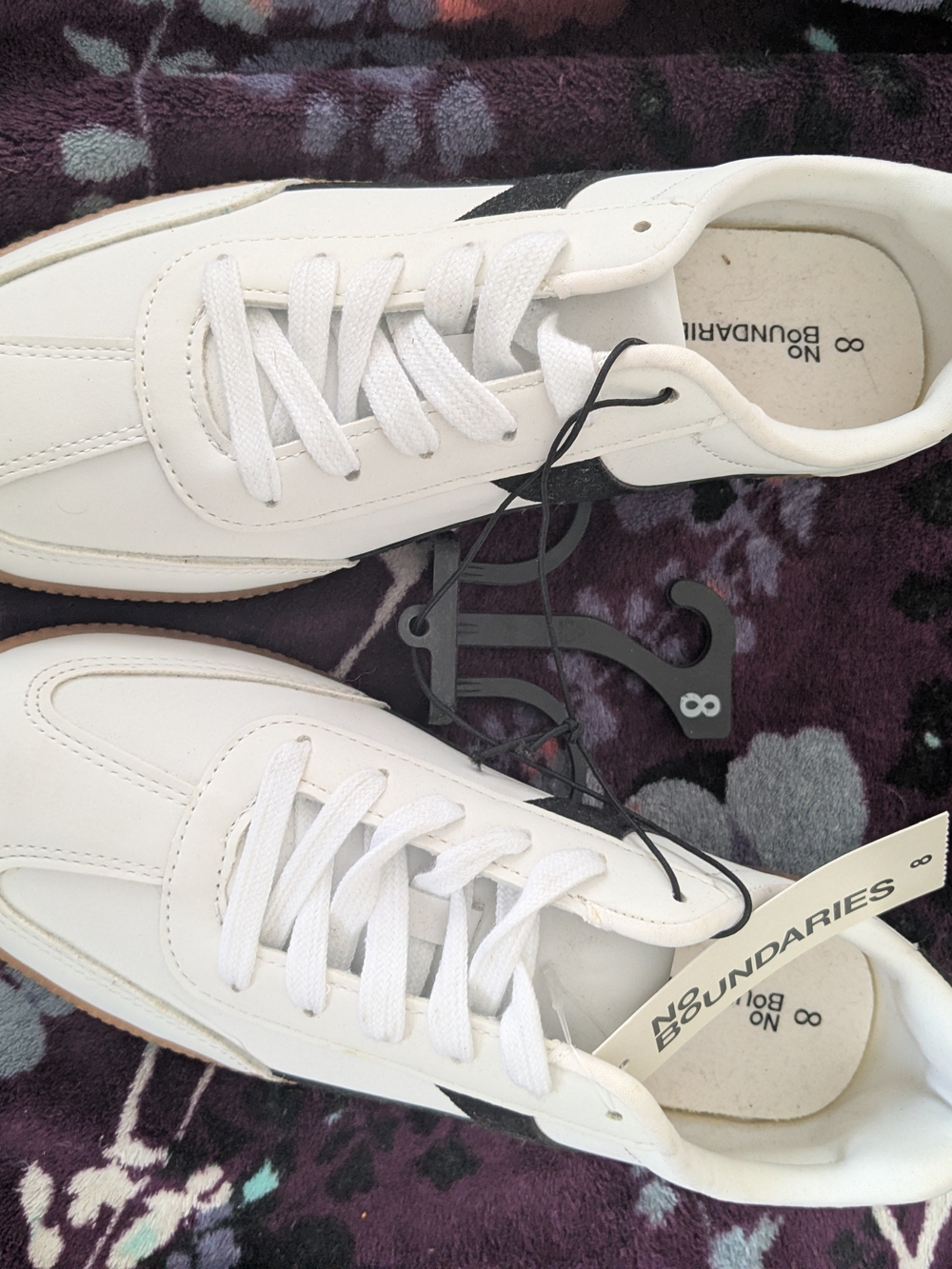No Boundaries White Women's Low-Top Lace-Up Sneakers